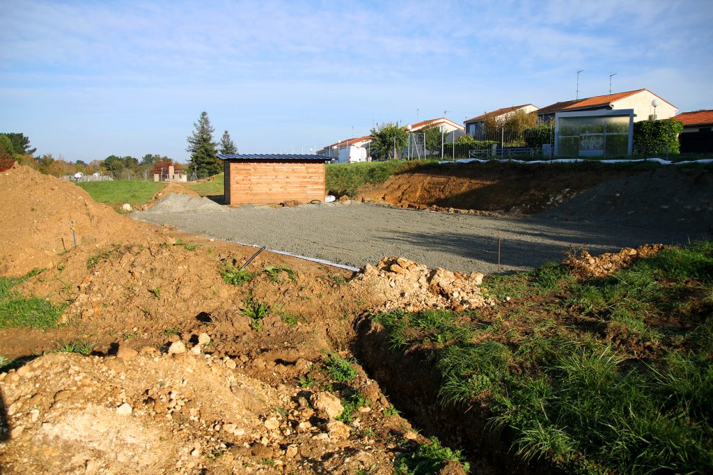 Un espace en travaux en contrebas d'un lotisesment