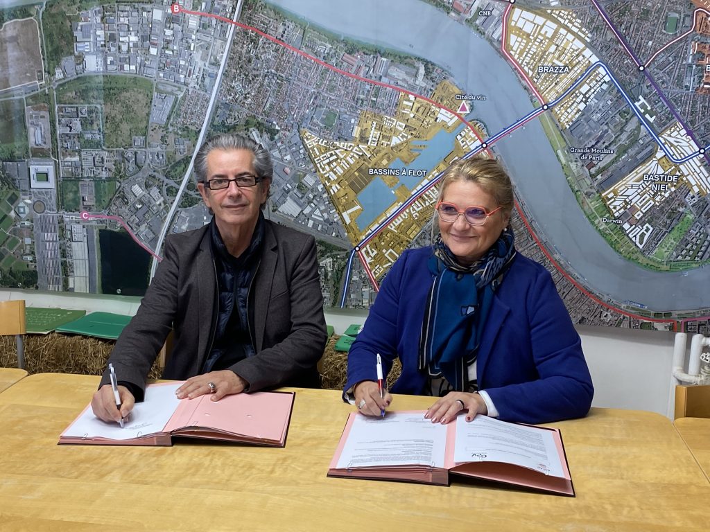 Jean Jacques Puyobrau et Nathalie Laporte signant la convention